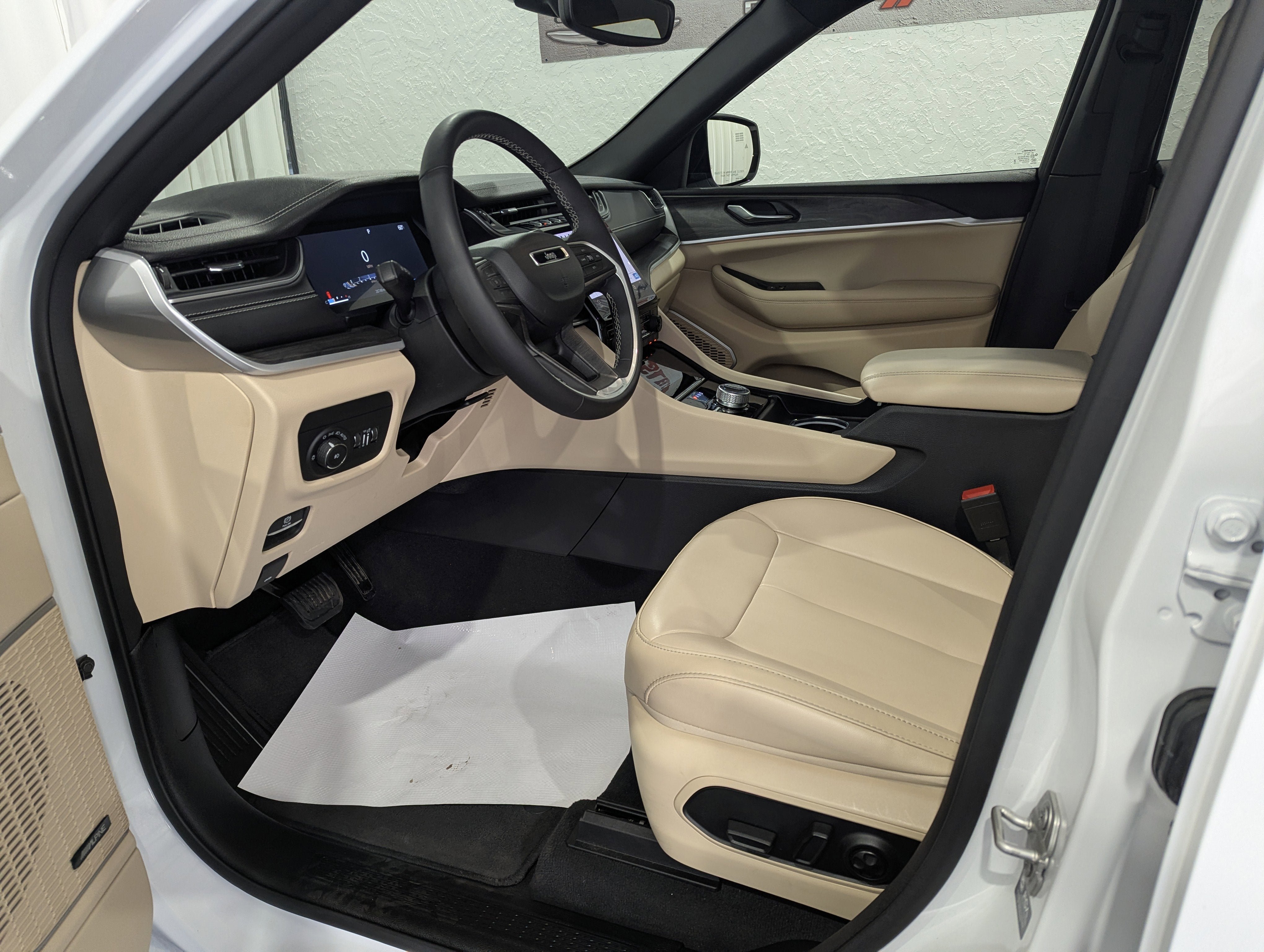 Used 2024 Jeep Grand Cherokee Limited image 14