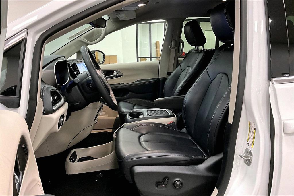 Used 2024 Chrysler Pacifica Select image 21
