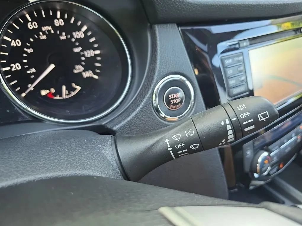 Used 2015 Nissan Rogue SV w/ SV Premium Package AWD/4WD image 23
