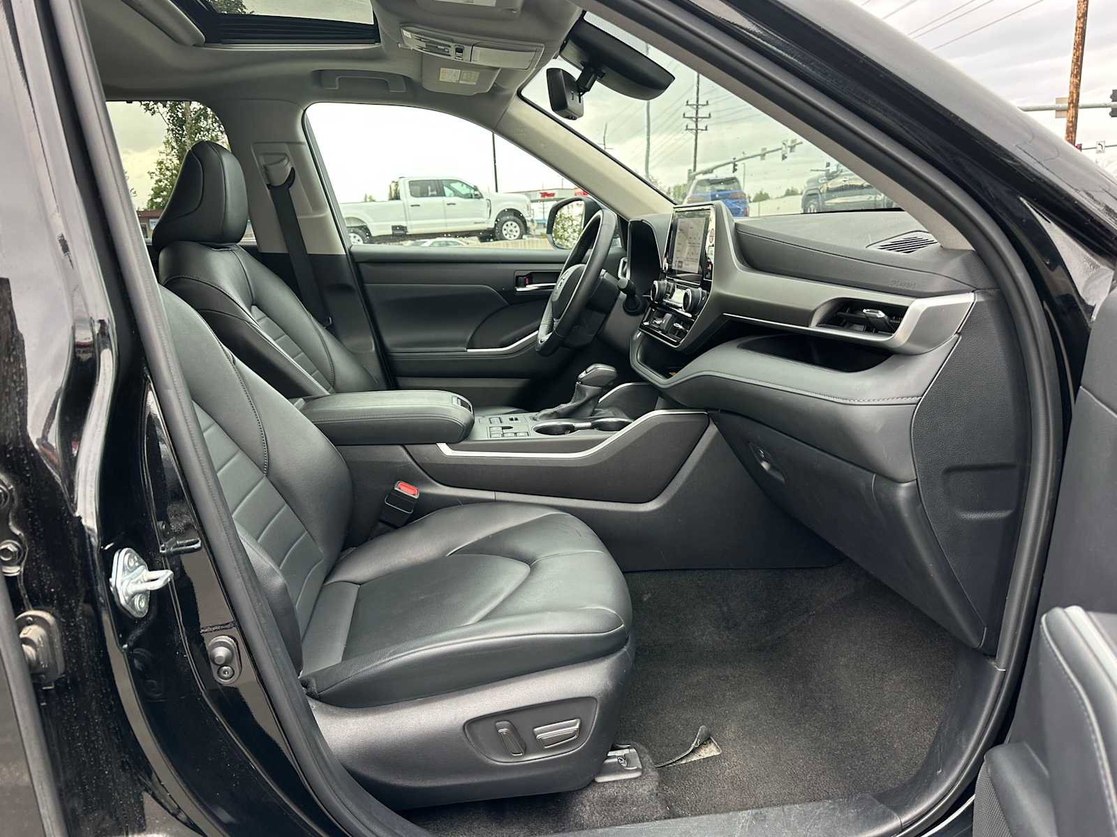 Used 2024 Toyota Highlander XLE image 10
