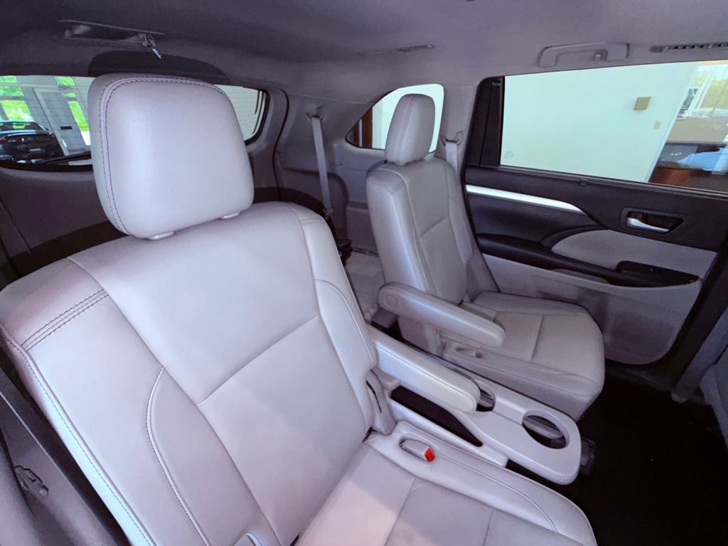 Used 2018 Toyota Highlander XLE AWD/4WD image 12