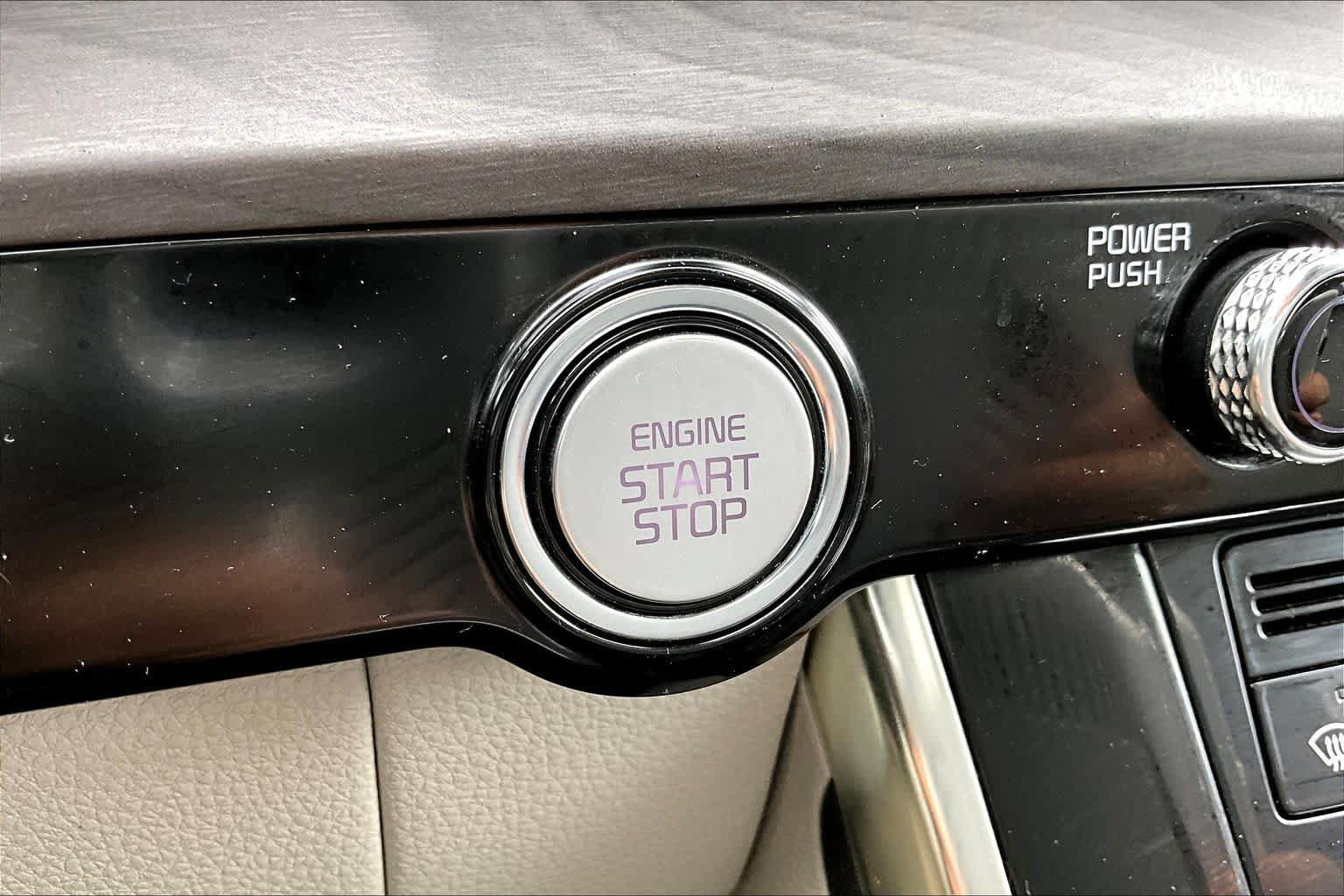 Used 2023 Kia Carnival EX FWD image 31