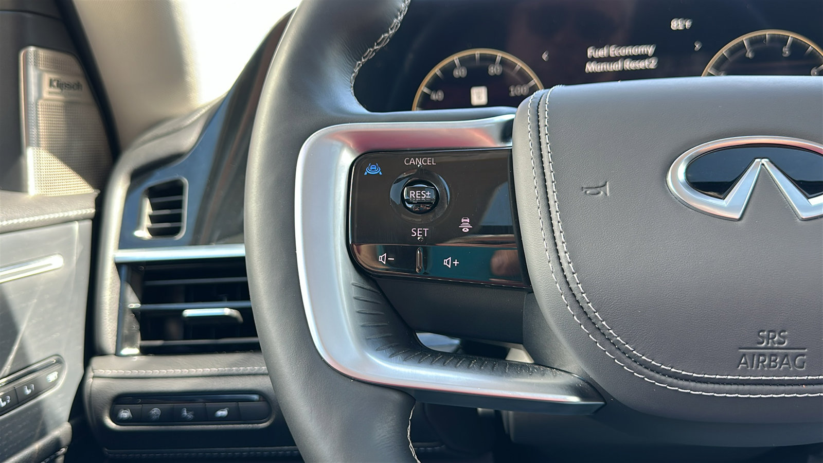 Used 2025 INFINITI QX80 Sensory image 16