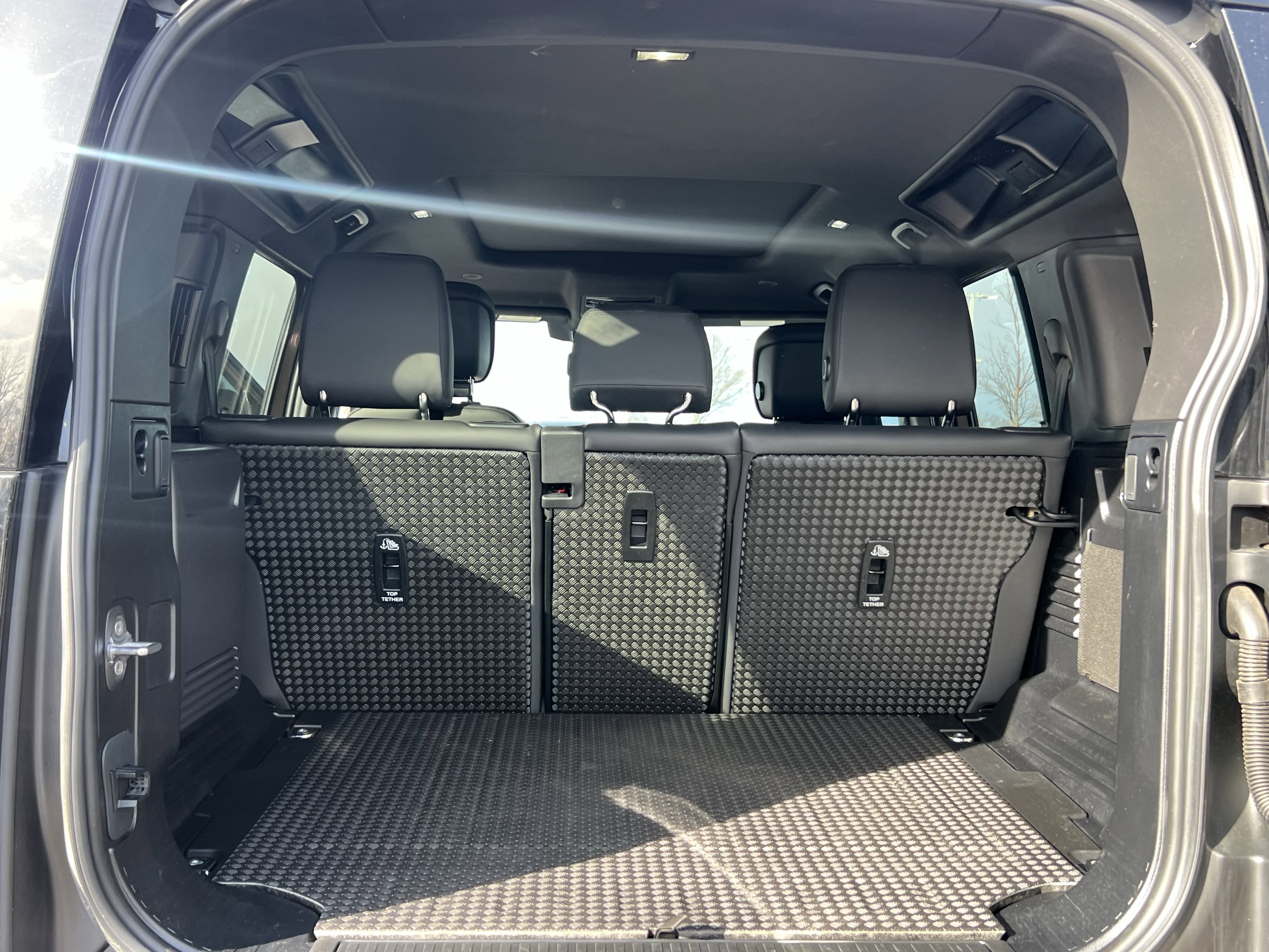 Certified 2024 Land Rover Defender 110 X-Dynamic SE image 33