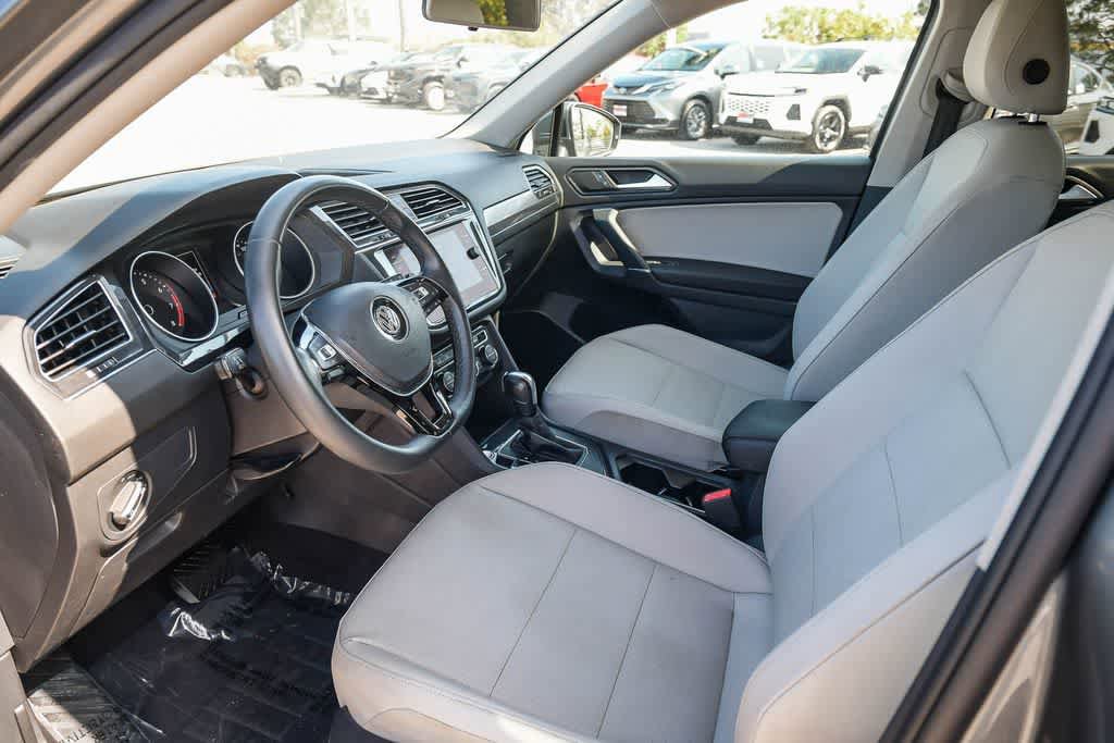 Used 2020 Volkswagen Tiguan SE w/ Panoramic Sunroof Package FWD image 16
