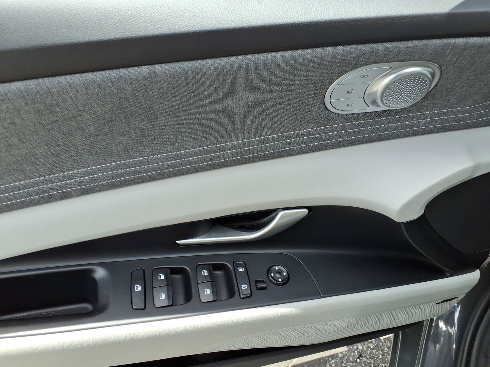 New 2025 Hyundai Elantra Limited FWD image 12