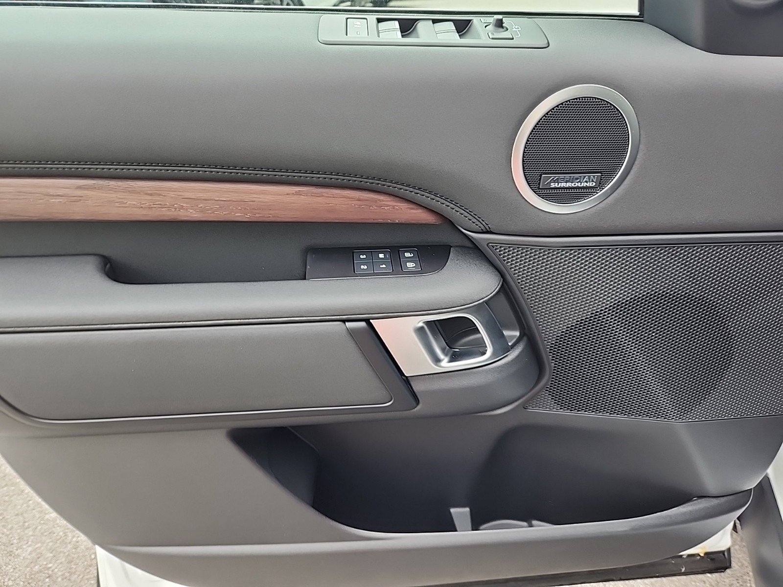 Certified 2024 Land Rover Discovery S image 24