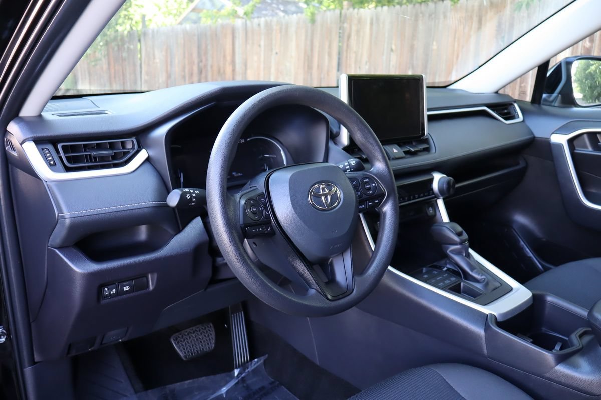 Used 2025 Toyota RAV4 LE AWD/4WD image 15
