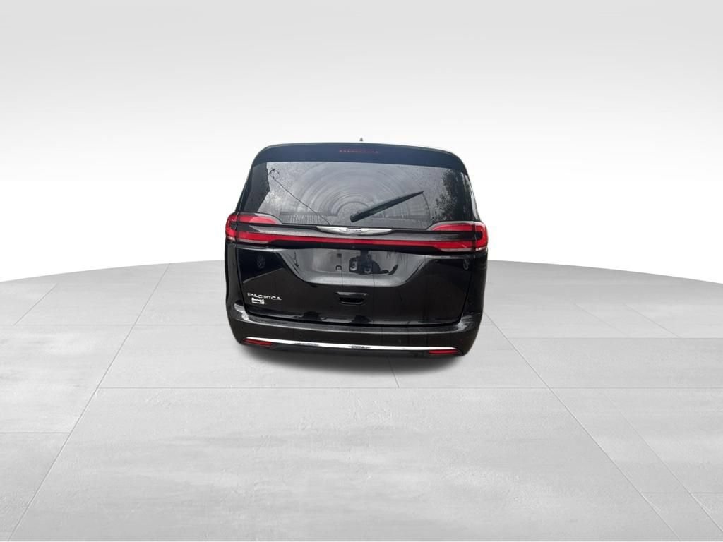 Used 2023 Chrysler Pacifica Touring-L FWD image 5