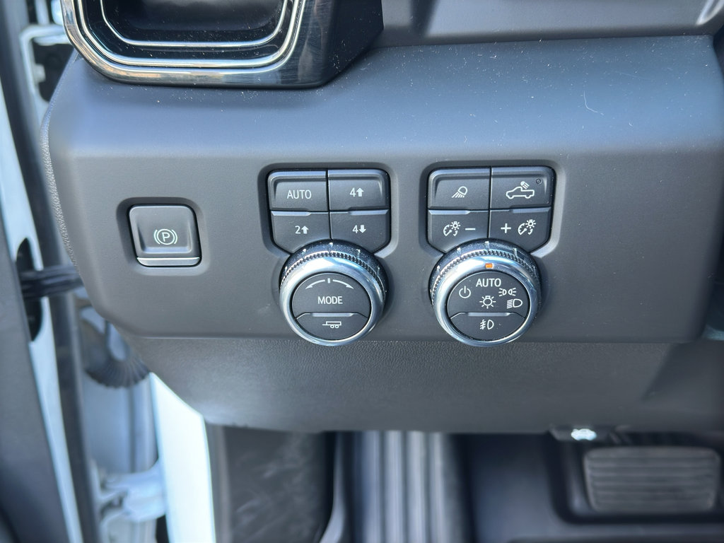 Used 2024 GMC Sierra 2500 AT4 w/ Technology Package image 29