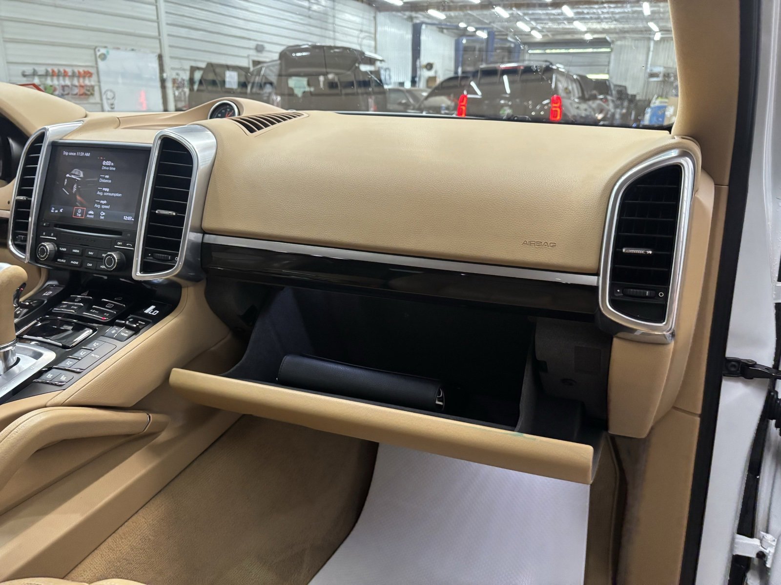 Used 2017 Porsche Cayenne Platinum Edition image 32