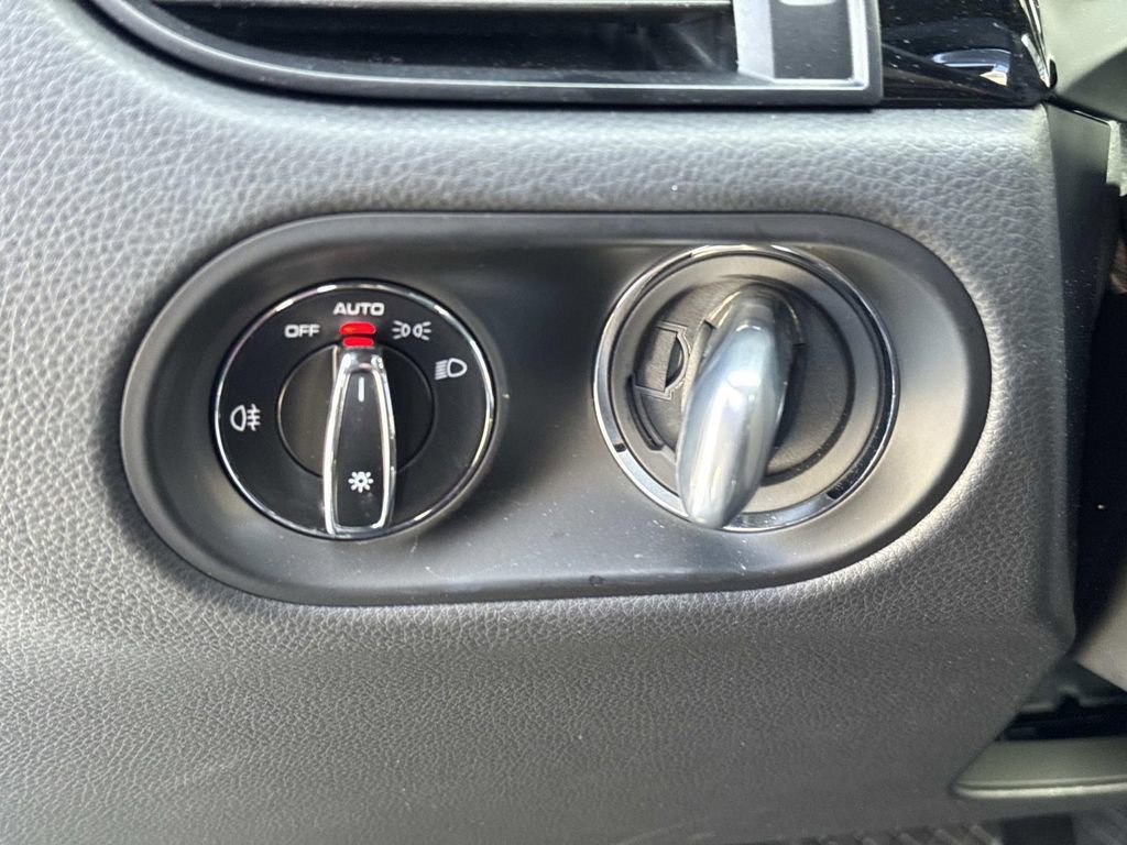 Certified 2025 Porsche Macan image 23