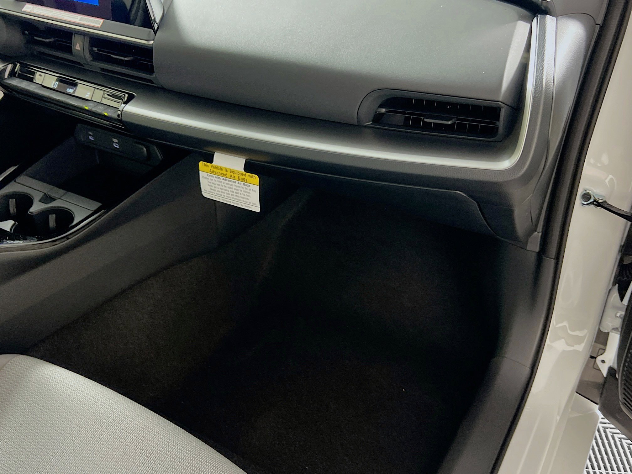 Used 2025 Toyota Prius LE FWD image 35