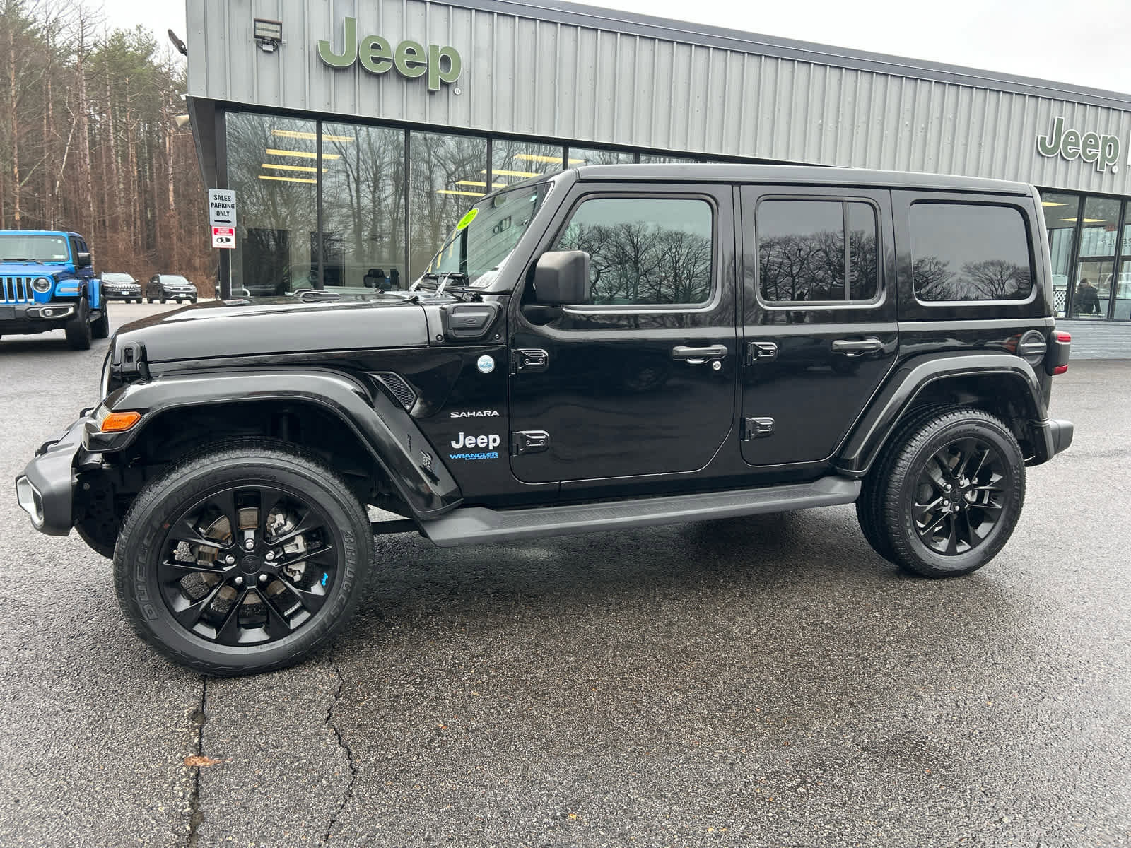 Used 2022 Jeep Wrangler Unlimited Sahara w/ Cold Weather Group image 9