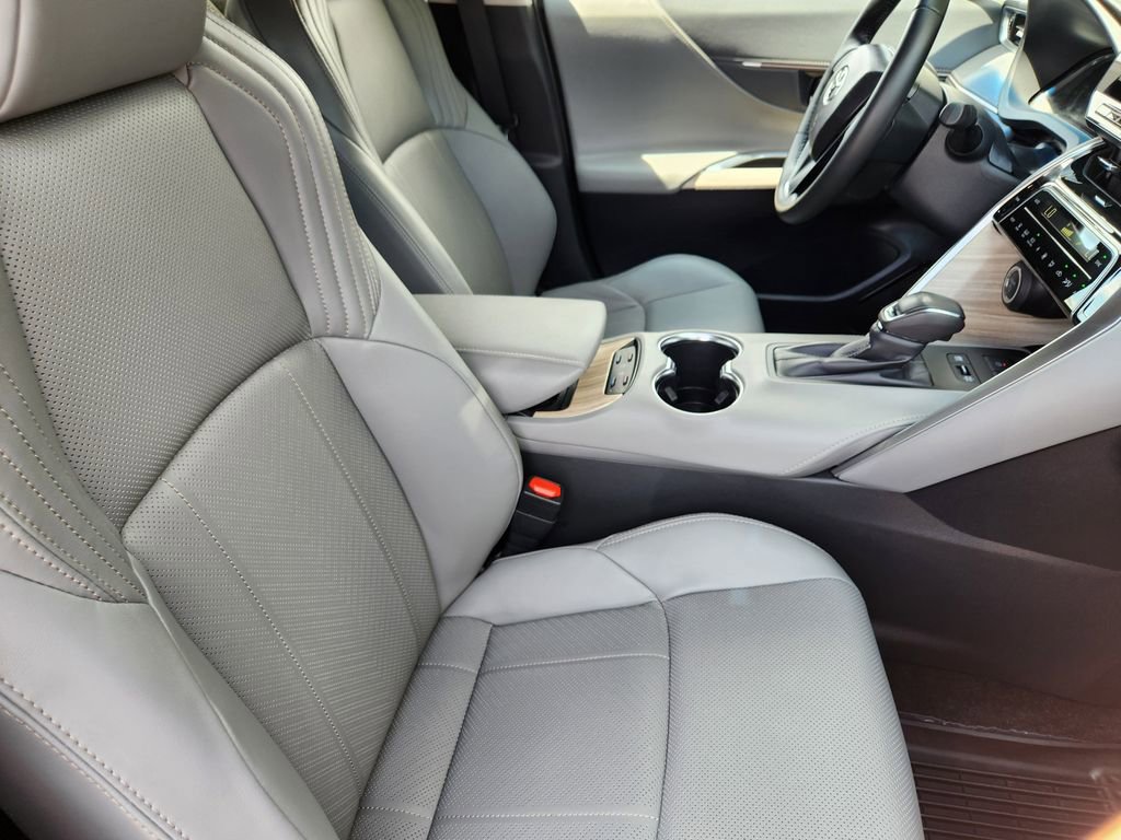 Used 2024 Toyota Venza Limited AWD/4WD image 5