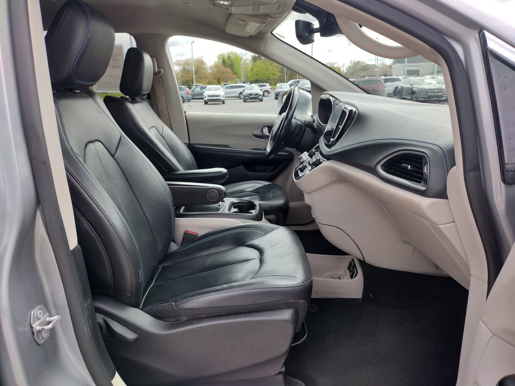 Used 2021 Chrysler Pacifica Touring-L FWD image 12