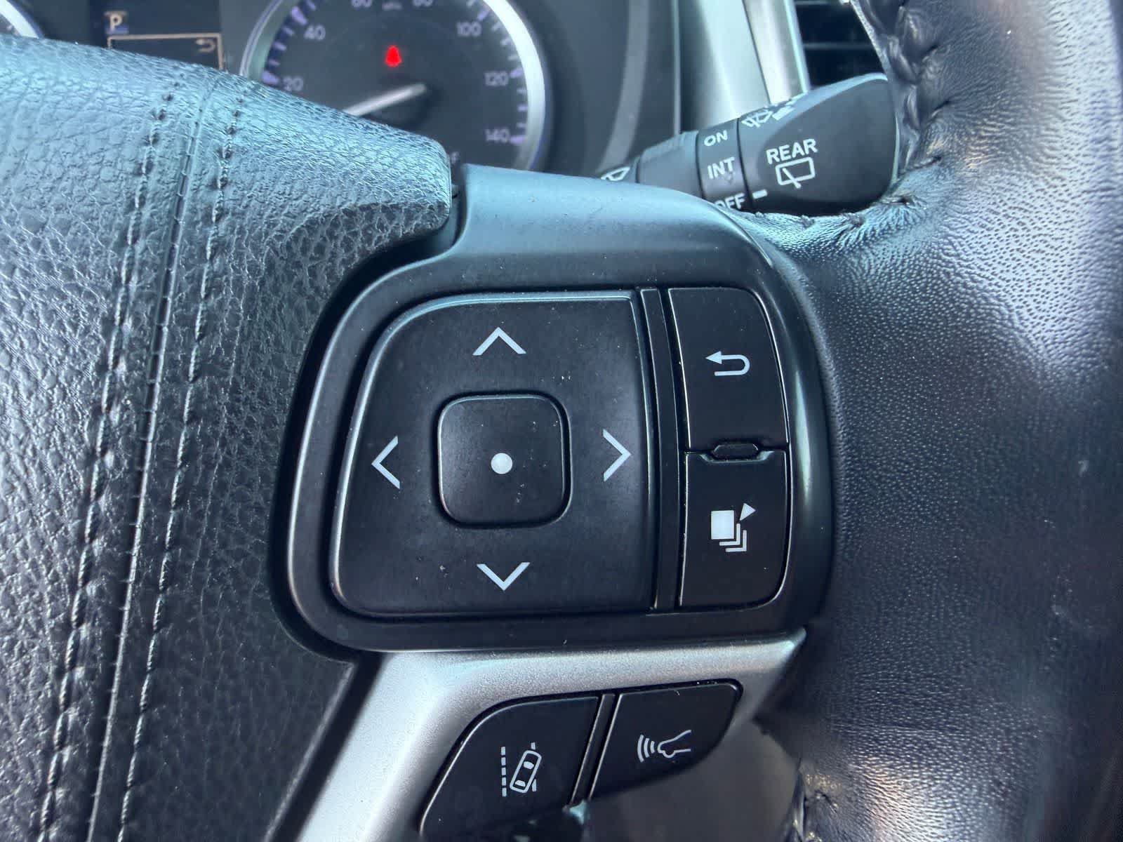Used 2018 Toyota Highlander SE w/ Carpet Mat Package (TMS) AWD/4WD image 18