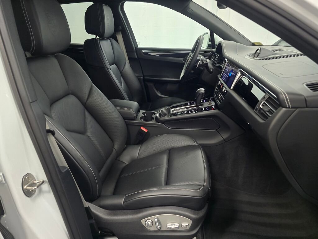 Certified 2025 Porsche Macan Turbo image 27