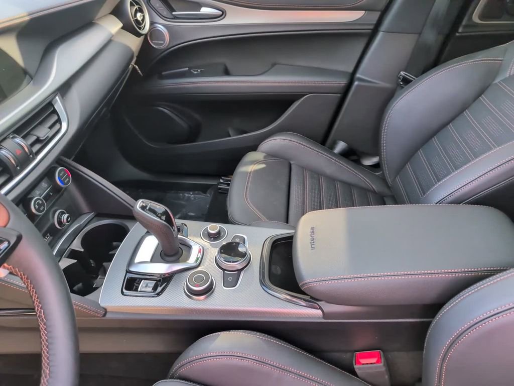 Used 2025 Alfa Romeo Stelvio Sprint image 27