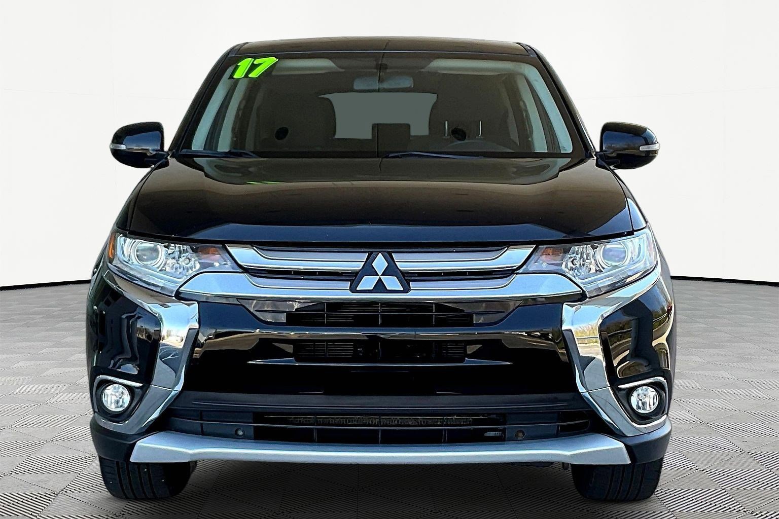 Used 2017 Mitsubishi Outlander SE image 2