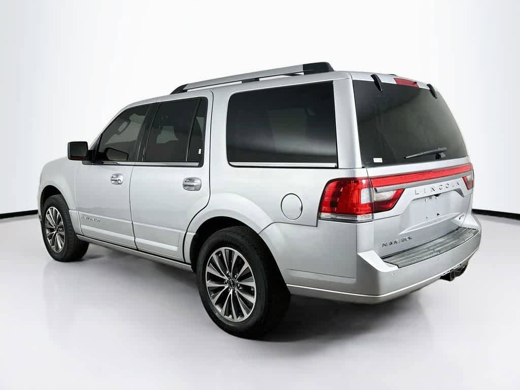 Used 2016 Lincoln Navigator Select RWD image 4