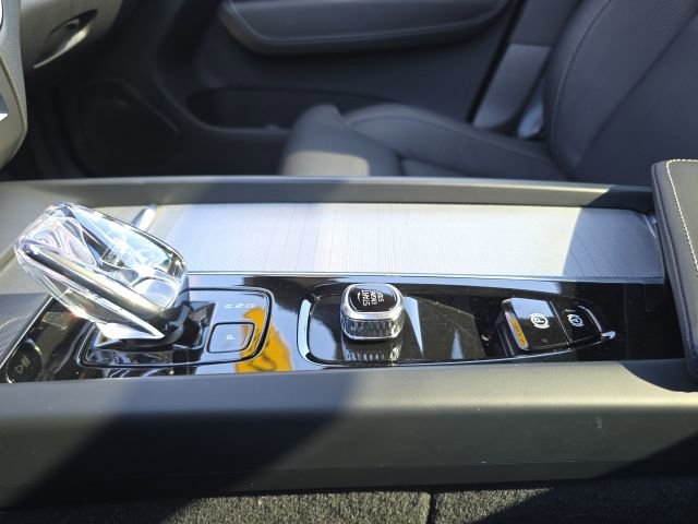 Certified 2025 Volvo XC60 B5 Ultra image 36