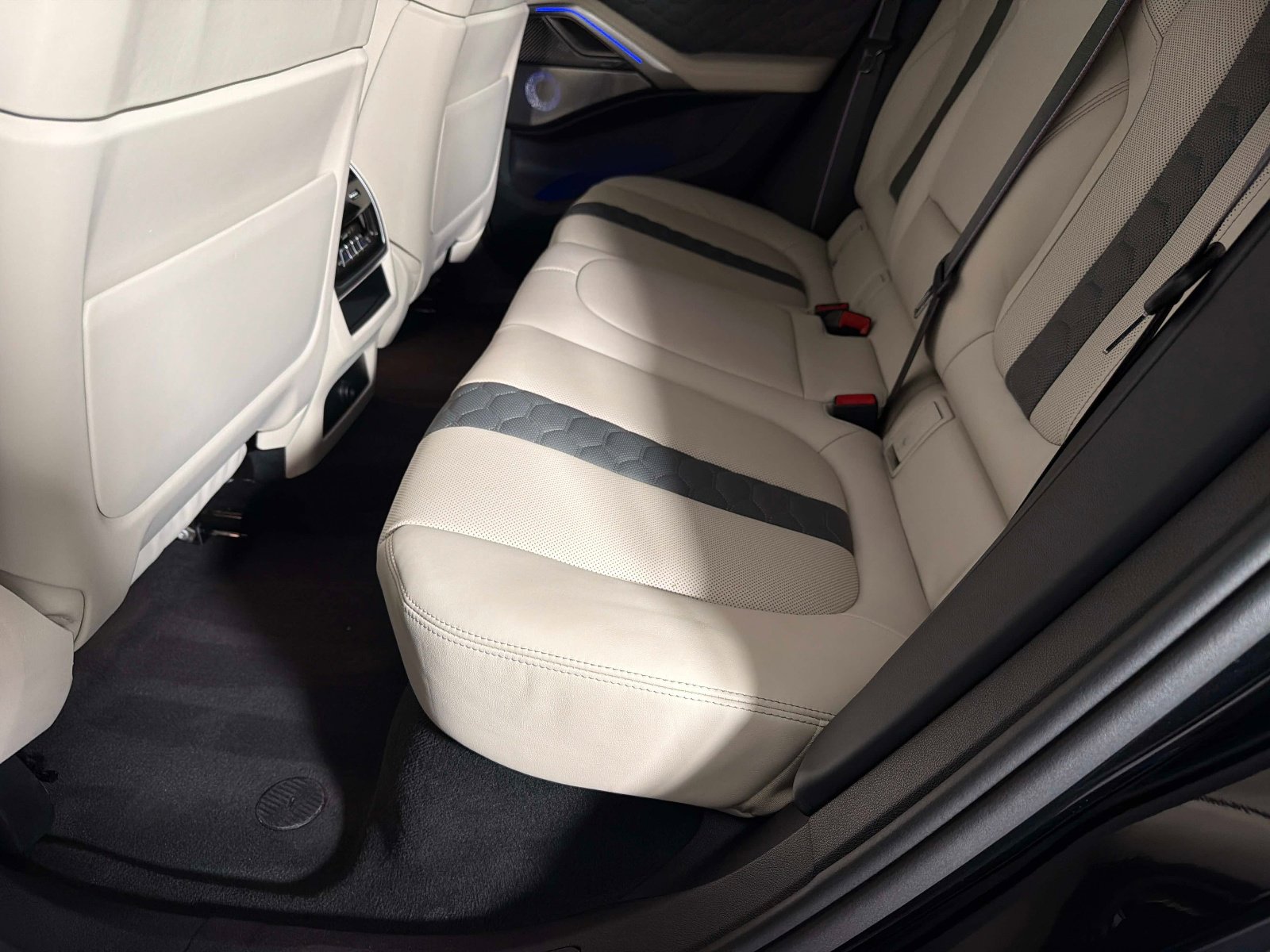 Used 2024 BMW X6 M Competition image 30