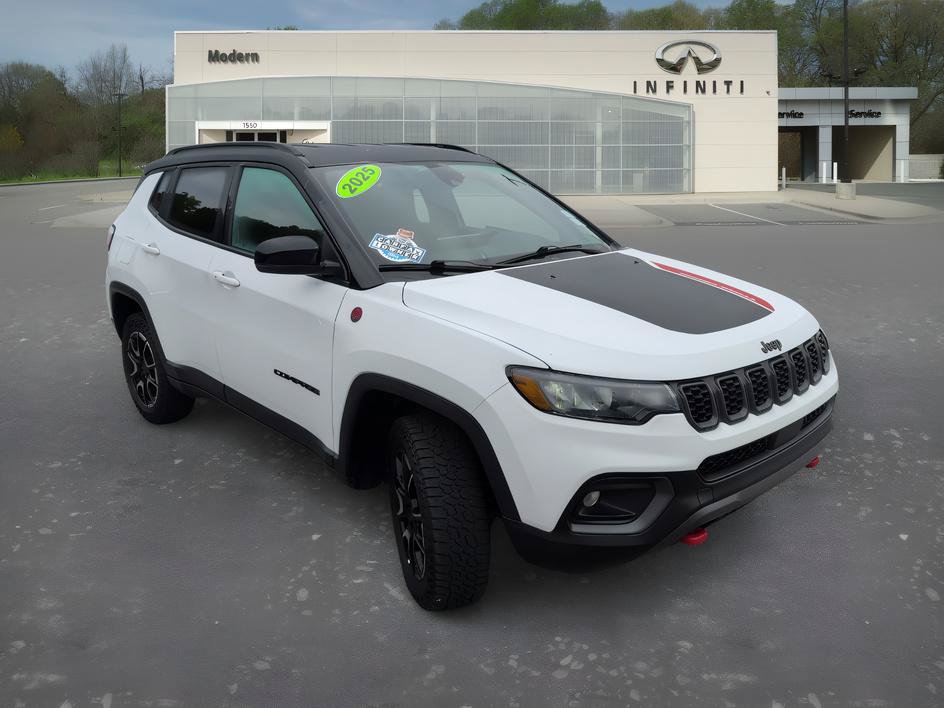 Used 2025 Jeep Compass Trailhawk AWD/4WD image 2