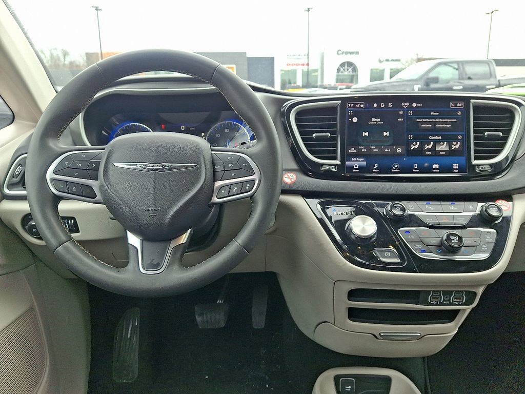 Used 2024 Chrysler Pacifica Touring-L FWD image 11