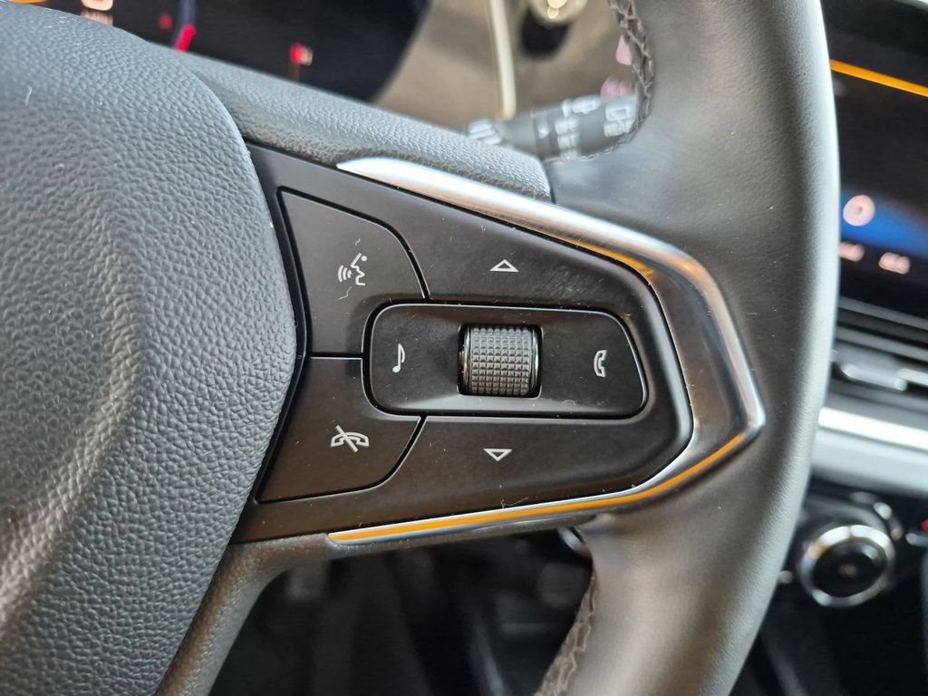 Used 2025 Chevrolet Trax LT w/ LT Convenience Package FWD image 21