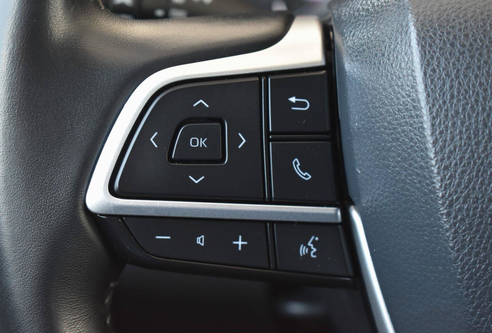 Used 2024 Toyota Highlander LE AWD/4WD image 6