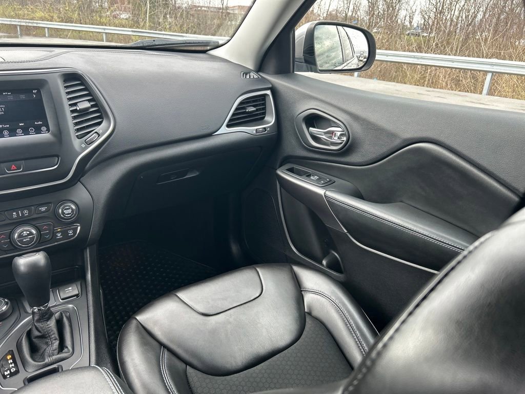 Used 2019 Jeep Cherokee Latitude Plus w/ Comfort/Convenience Group image 12