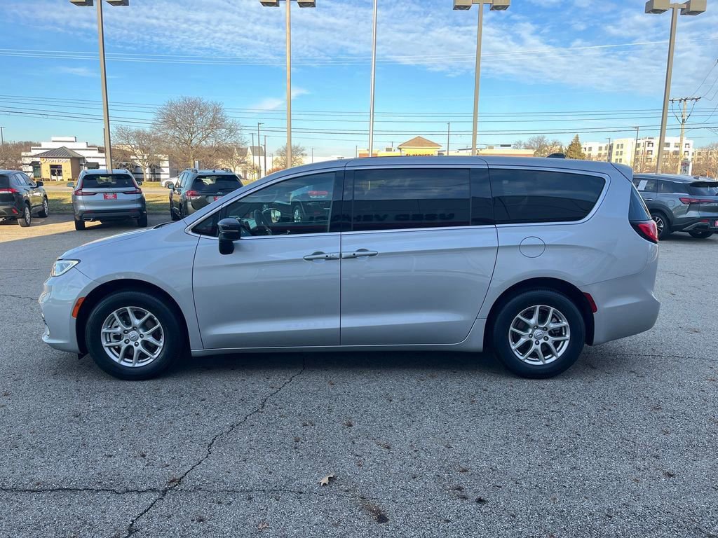Used 2026 Chrysler Pacifica Select image 2