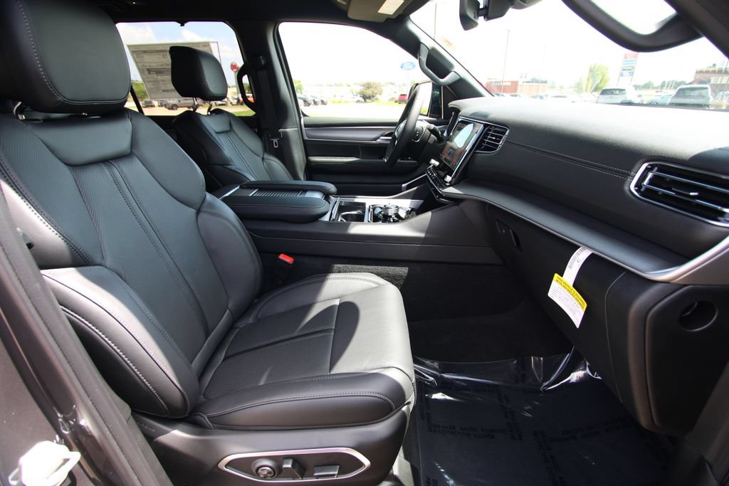 New 2026 Jeep Grand Wagoneer Limited w/ Convenience Group I AWD/4WD image 8