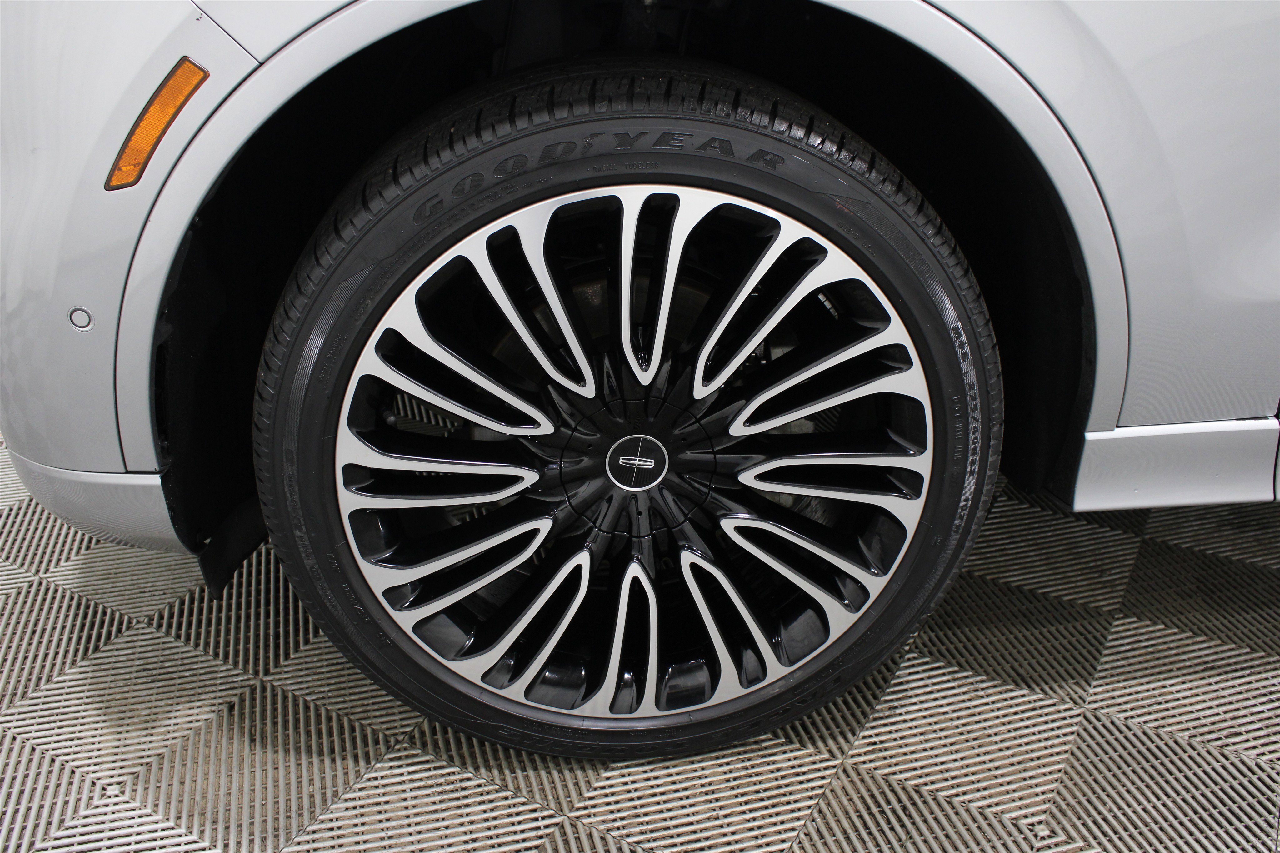 Used 2021 Lincoln Aviator Black Label w/ Class IV Trailer Tow Package image 39