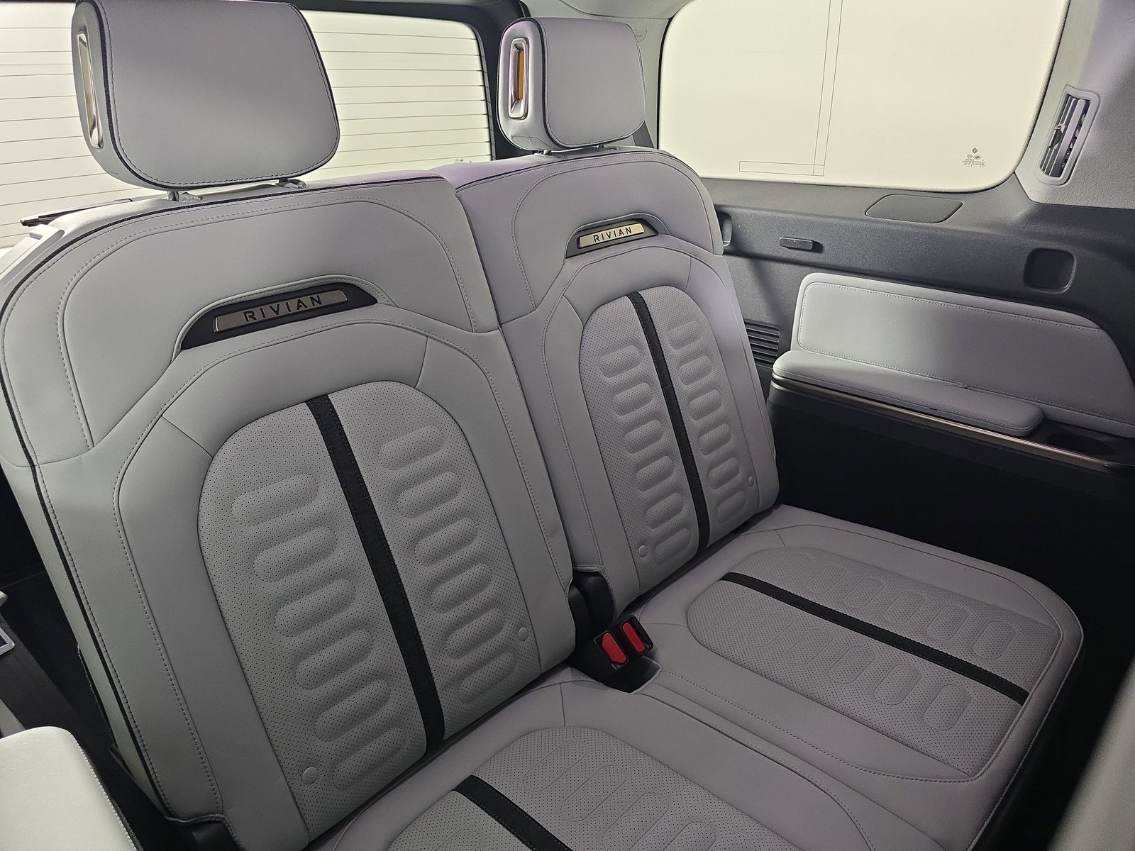 Used 2023 Rivian R1S Adventure image 21