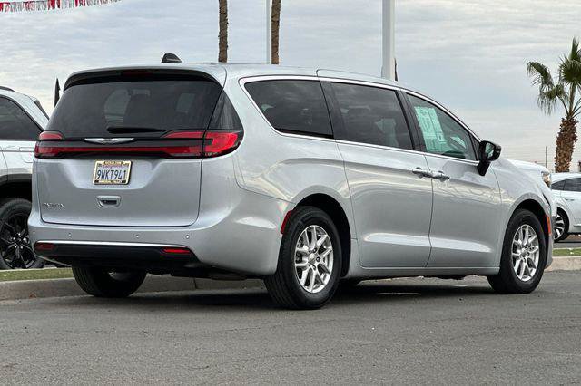 Certified 2024 Chrysler Pacifica Touring-L FWD image 7