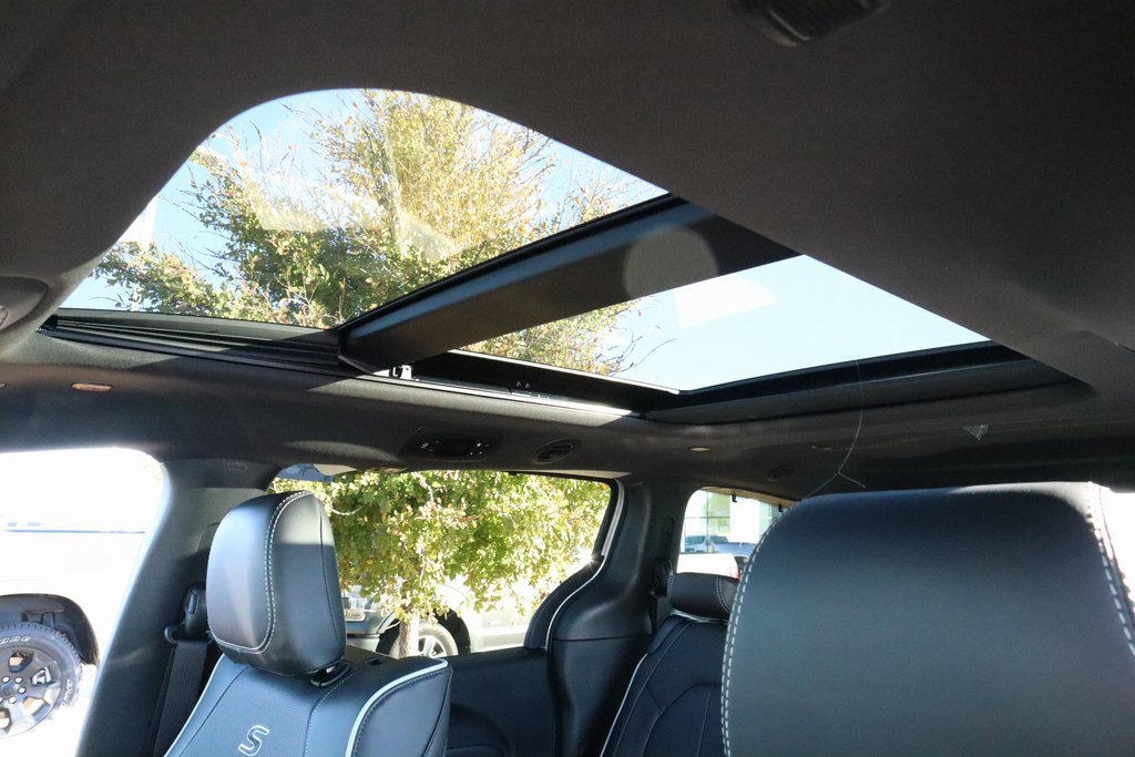 New 2026 Chrysler Pacifica Limited w/ Uconnect Theater Family Group image 18