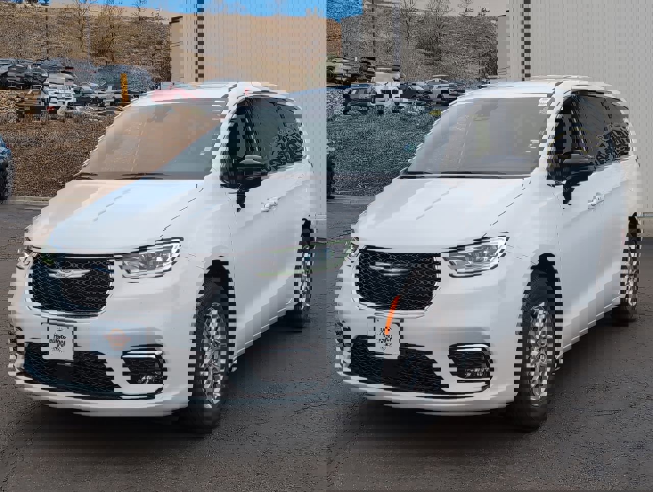 Used 2025 Chrysler Pacifica Select image 3