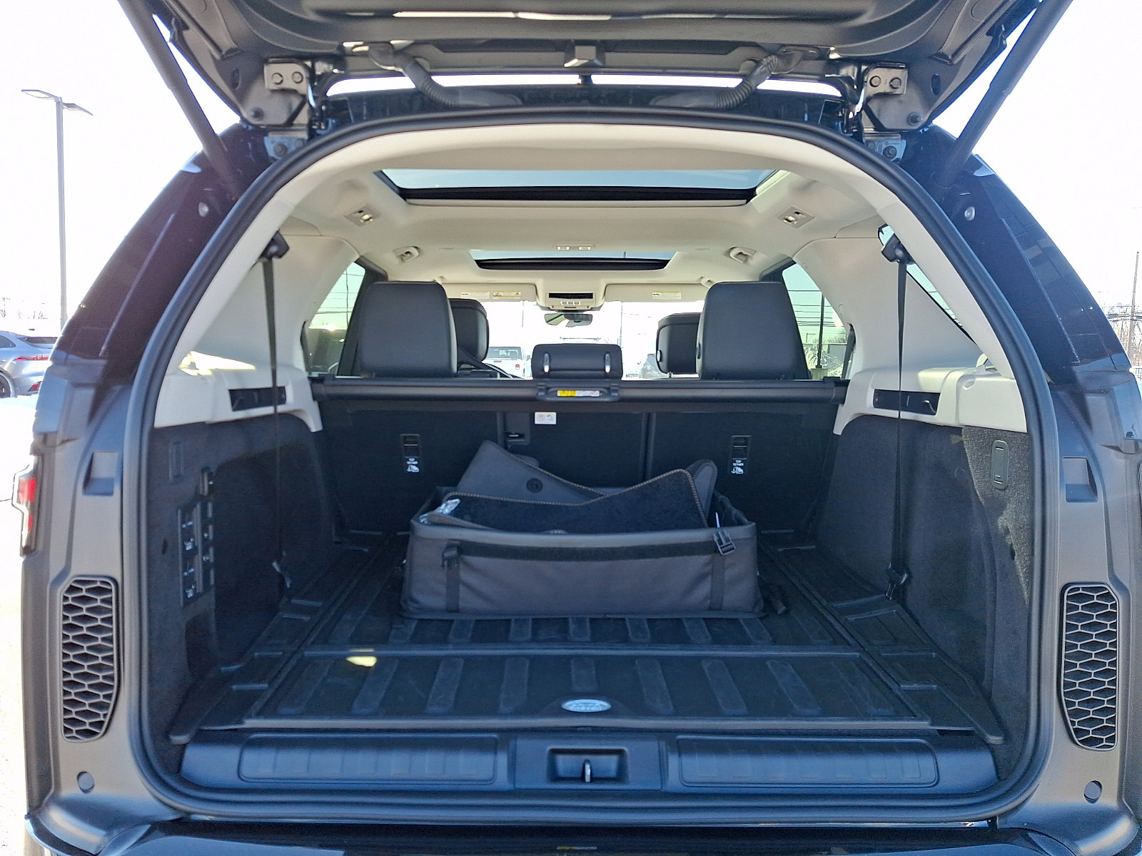 Used 2025 Land Rover Discovery Dynamic SE image 28