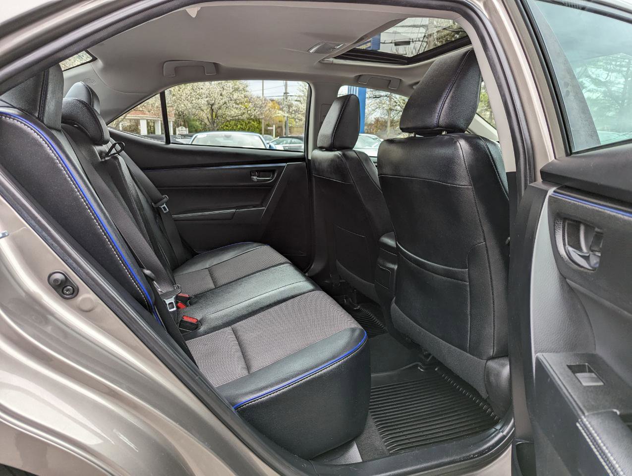 Used 2017 Toyota Corolla SE w/ SE Premium Package FWD image 37