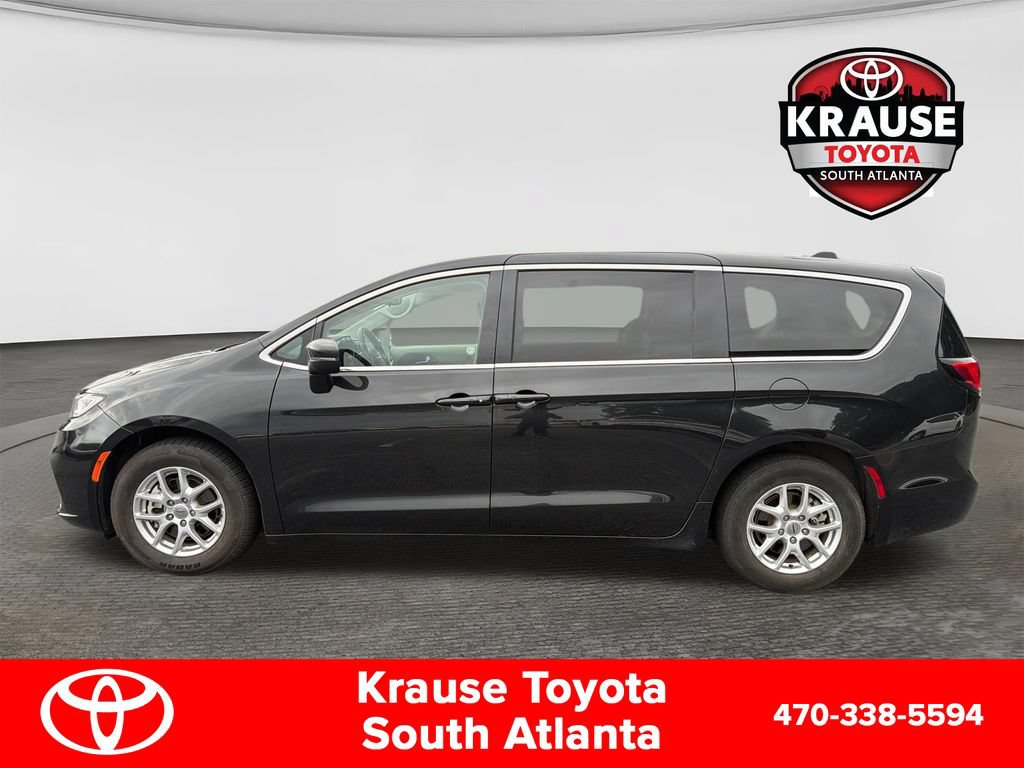 Used 2023 Chrysler Pacifica Touring-L FWD image 4