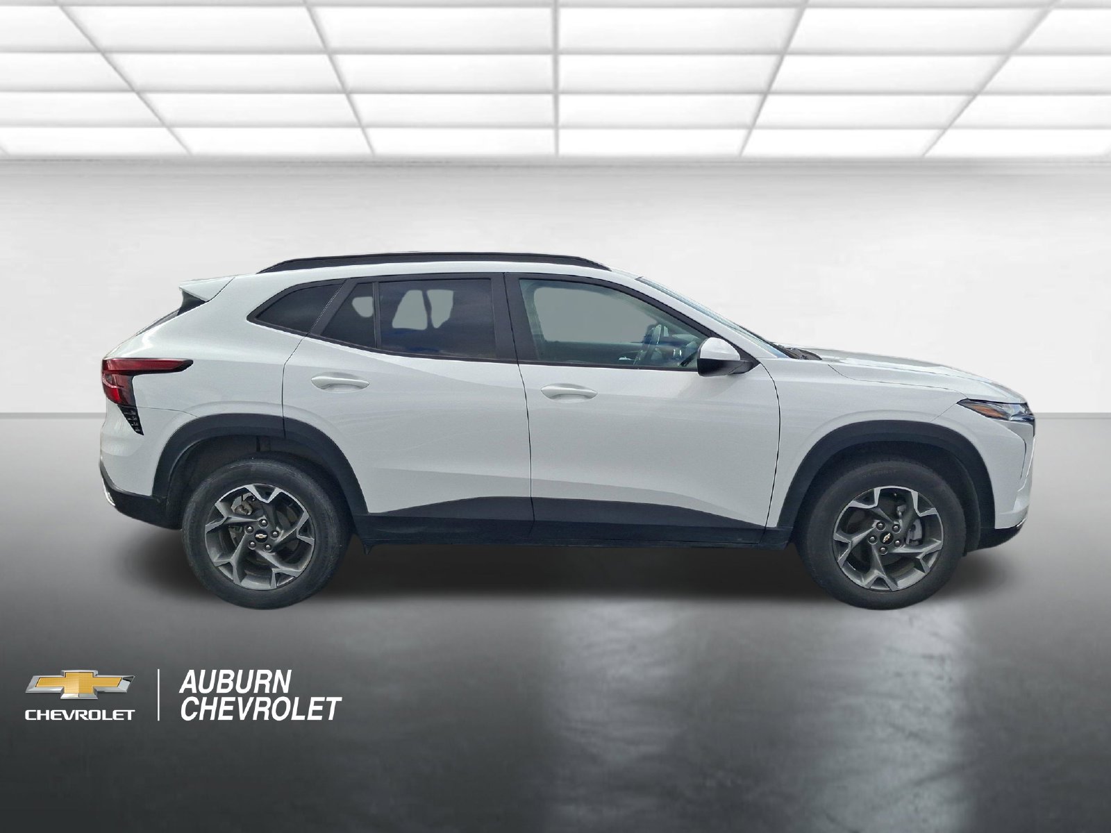 Used 2025 Chevrolet Trax LT FWD image 2
