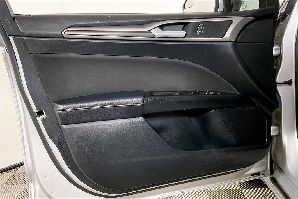 Used 2017 Ford Fusion SE w/ Equipment Group 201A image 21