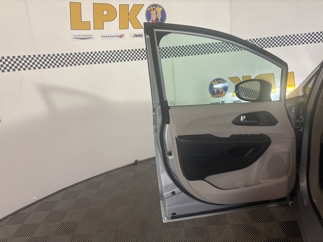 Certified 2024 Chrysler Pacifica Touring-L image 14