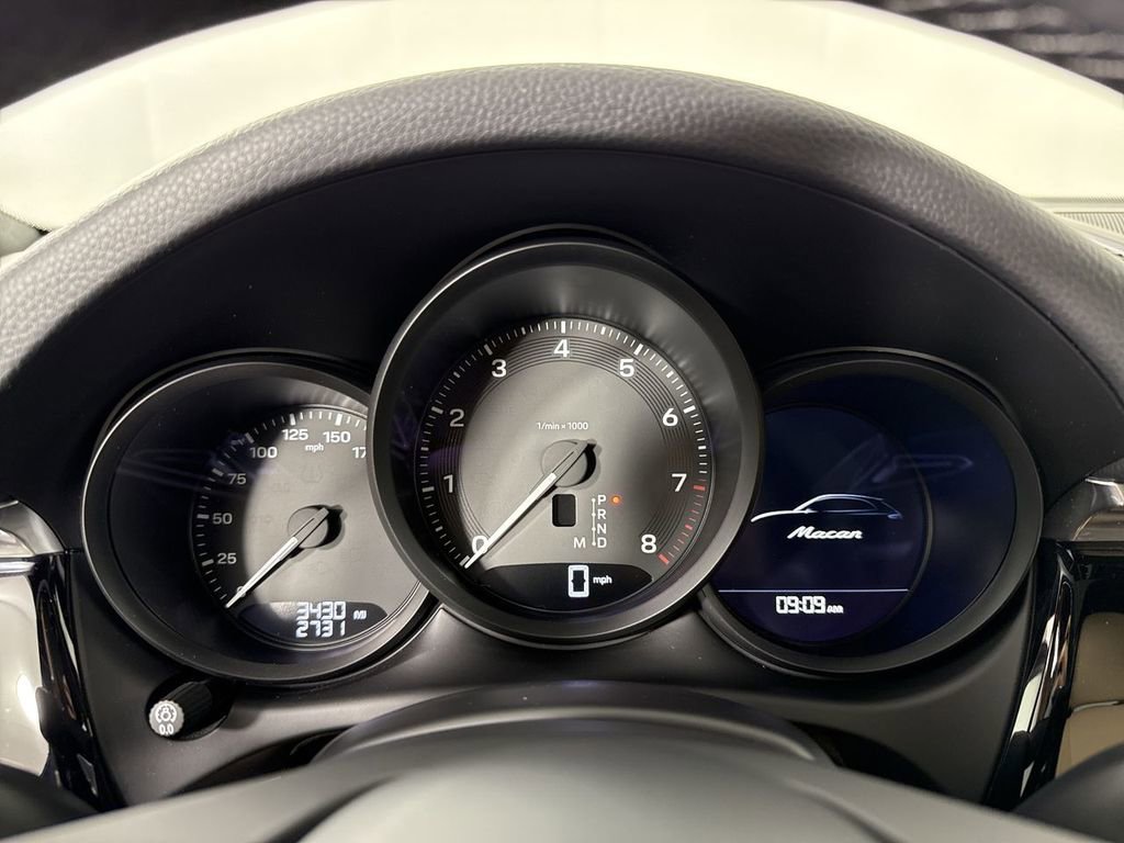 Certified 2025 Porsche Macan image 37