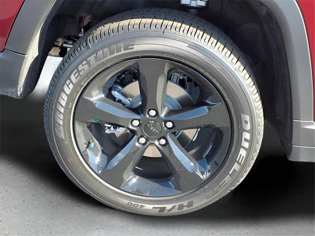 Used 2025 Jeep Grand Cherokee Altitude image 9