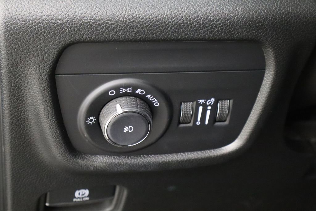 Used 2024 Jeep Grand Cherokee Limited w/ Black Appearance Package image 23