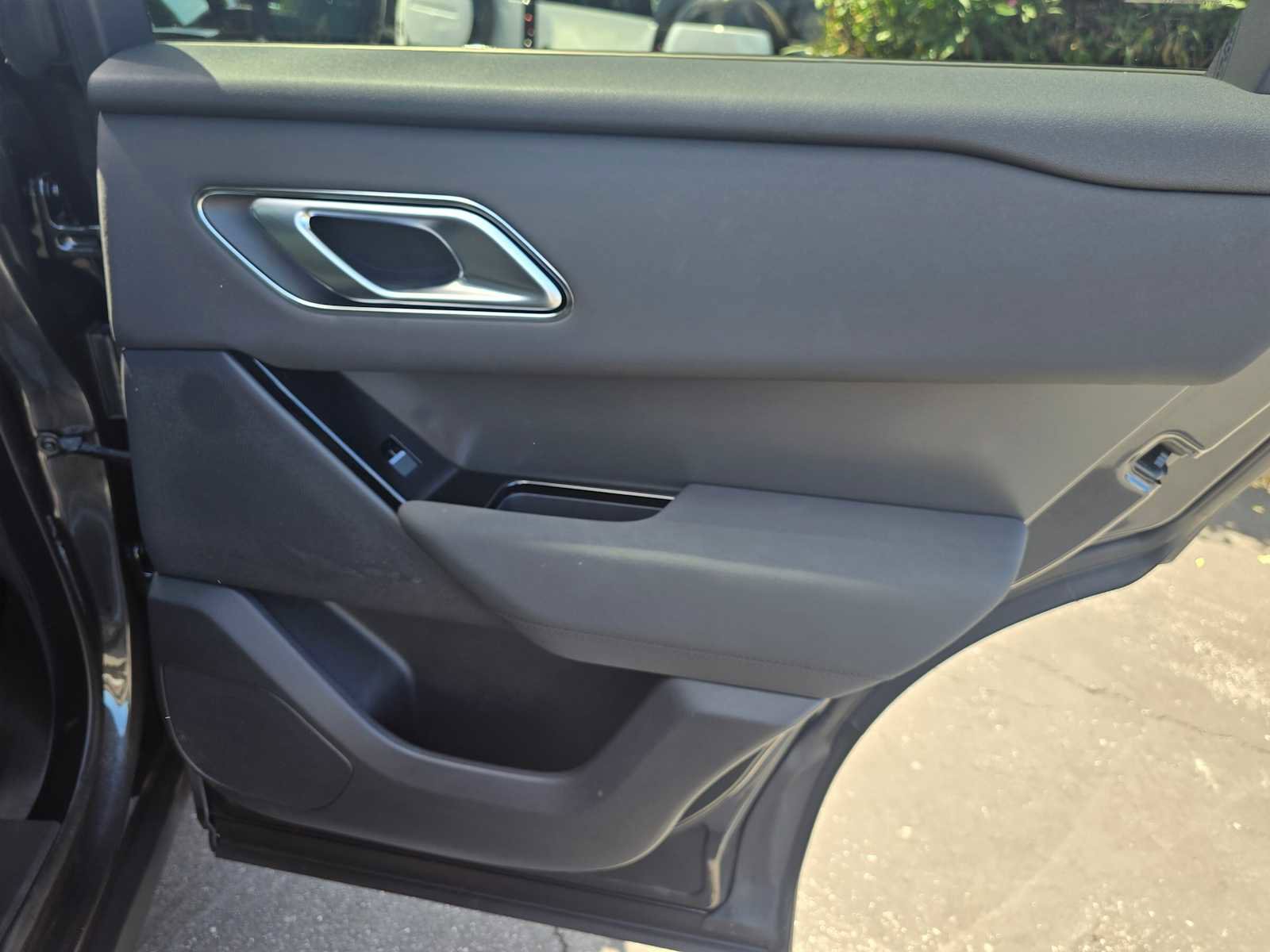 Certified 2025 Land Rover Range Rover Velar Dynamic SE image 13