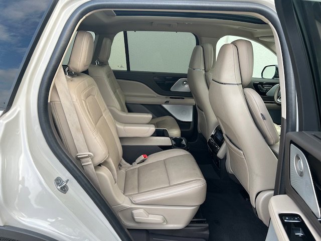 Used 2023 Lincoln Aviator Reserve w/ Equipment Group 201A image 11